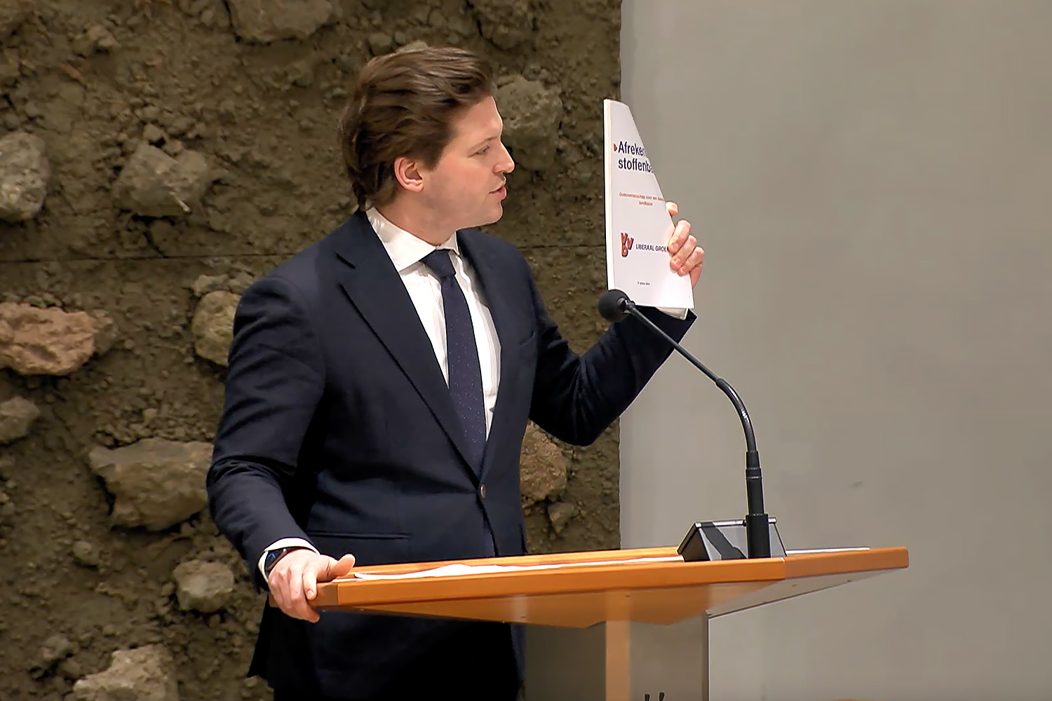 Thom van Campen deelt onderzoek van Liberaal Groen met minister Piet Adema